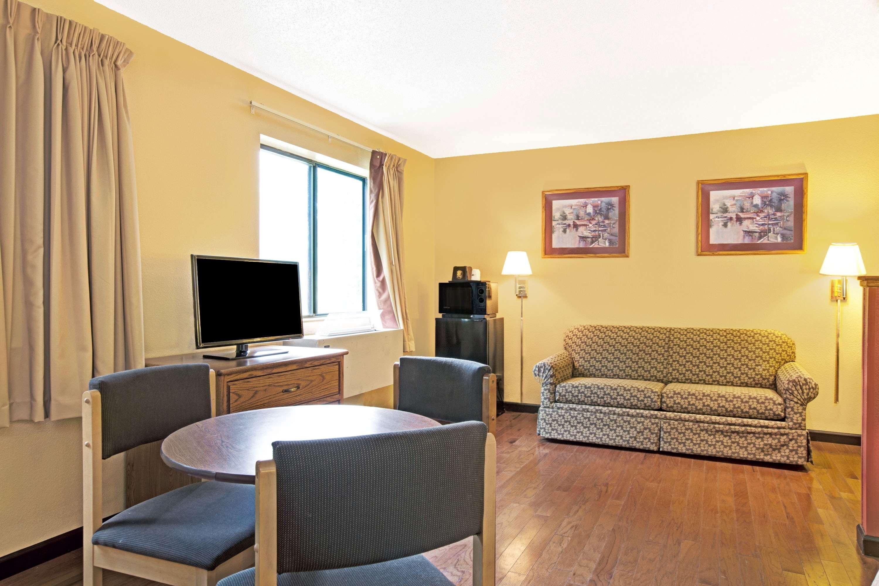 Super 8 By Wyndham Baltimore/Essex Area Eksteriør billede